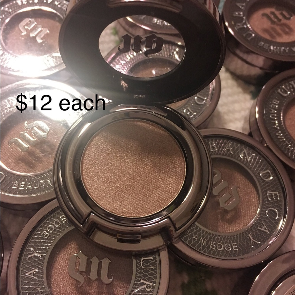 Urban Decay shimmering eyeshadow in shade Sin. NEW